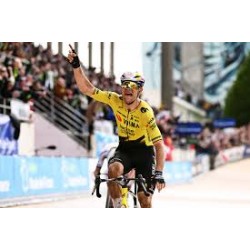 Wout van Aert holt sich den Sieg bei Paris-Roubaix
